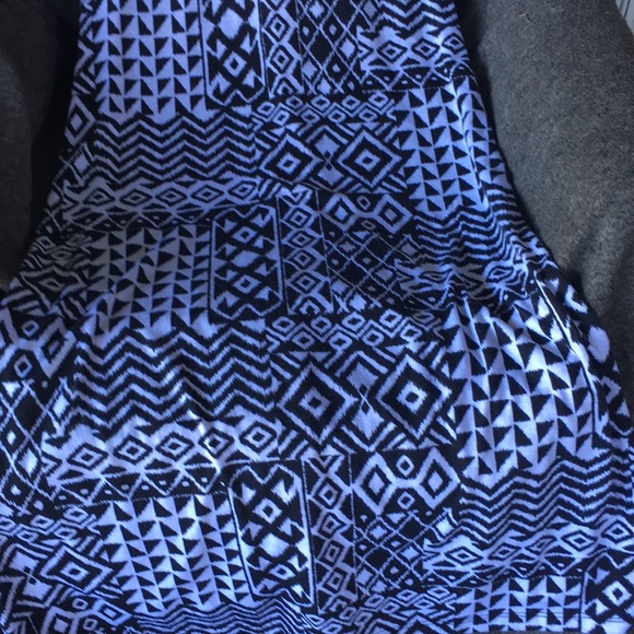 Black and white large Annabelle maxi dress but it fits like a small medium - Picture 3 of 6